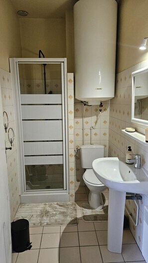 Een douche, een haardroger, handdoeken, zeep