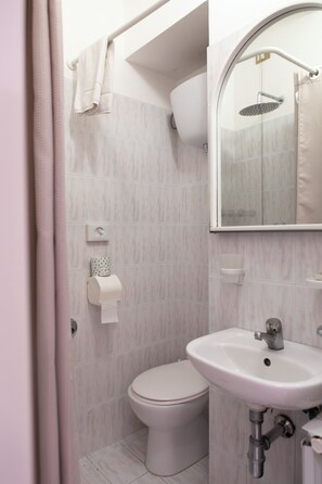 Basic Single Room | Bathroom