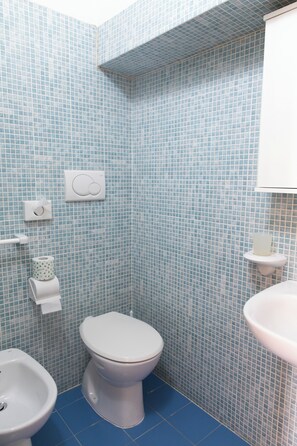 Basic Triple Room | Bathroom