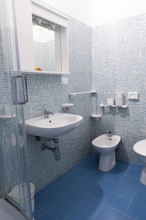 Basic Quadruple Room | Bathroom