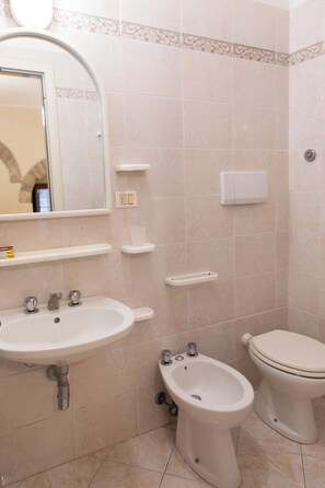 Ducha, secador de pelo, toallas, jabón