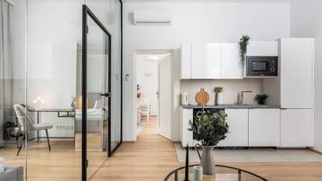 Superior Apartment, City View | Dapur kecil peribadi | Peti sejuk/penyejuk beku saiz penuh, ketuhar gelombang mikro, ketuhar
