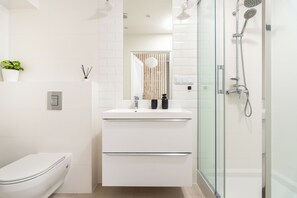 Departamento familiar, balcón | Baño | Regadera, secadora de cabello, toallas, jabón 