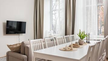 Superior Apartment, City View | Meja, ruang kerja komputer riba, seterika/papan seterika, Wi-fi percuma