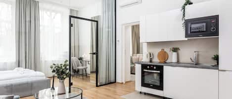 Departamento superior, vista a la ciudad | Cocineta privada | Refrigerador con congelador, microondas, horno y parrilla de estufa