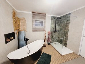 Shower, hair dryer, towels
