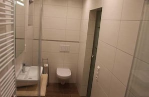 Douche, serviettes fournies, papier toilette