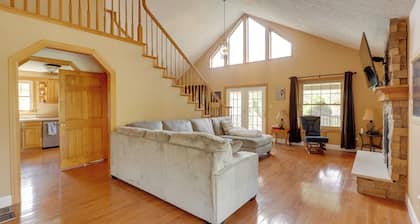 Game Room & On-site Pond: Laurelville Retreat!