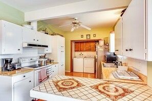 Interior - Seatac Home w/ Patio & Grill - 3 Mi to Airport! (SeaTac)