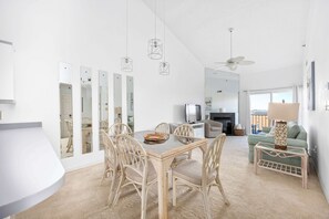TV, offices - Marlin Cove - 2 BR, Sleeps 6, Pool - 120th Bayside (Ocean City)