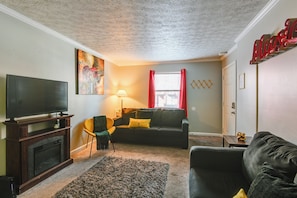 Interior - 1 Mi to Dtwn: Pet-friendly Apt in Nashville (Nashville)