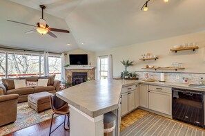 Interior - Creekside Cottage w/ Deck & Hot Tub in Belton (Belton)