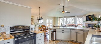 Creekside Cottage w/ Deck & Hot Tub in Belton