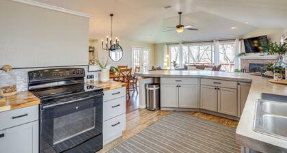 Creekside Cottage w/ Deck & Hot Tub in Belton