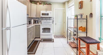 1 Mi to Philadelphia Zoo: Convenient Townhome!