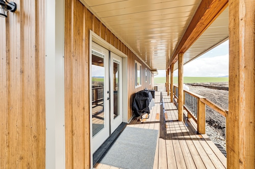 Wraparound Deck: Newly Built Home in Grangeville!