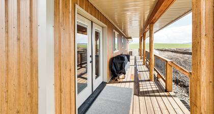 Wraparound Deck: Newly Built Home in Grangeville!