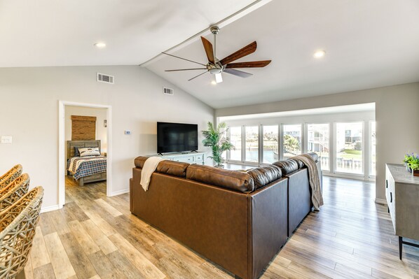 Interior - Waterfront Home w/ Deck & Pool in City-by-the-sea (Aransas Pass)