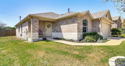 Shop, Dine & Unwind: Pet-friendly Home in Austin!