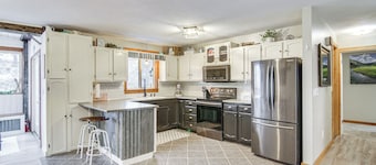 11 Mi to Bozeman: Family Home w/ Movie Room!