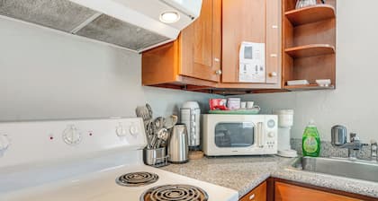 8 Mi to Bay Bridge: Couple's Getaway w/ Mtn Views!
