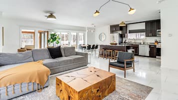 บ้านพัก (4 Bedrooms) | ด้านหน้าที่พัก