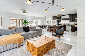 House (4 Bedrooms) | Front of property