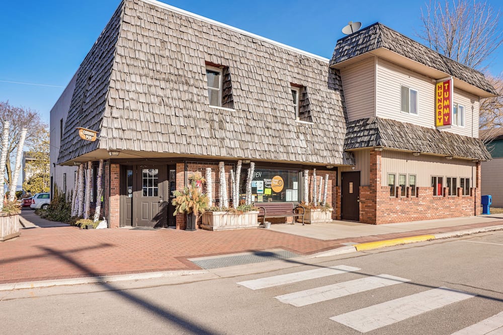Downtown Beulah Pet-friendly Apt Near Lake & Shops - Elberta, MI