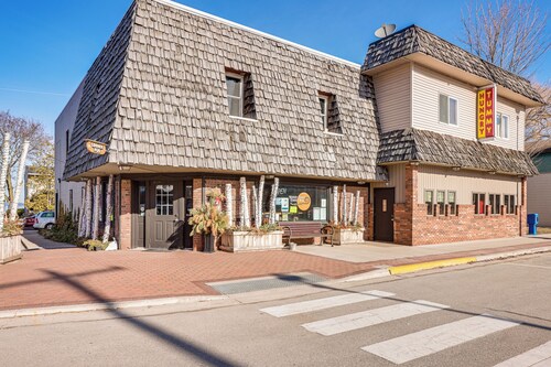 Walkable Beulah Apt Near Skiing & Ice Fishing!