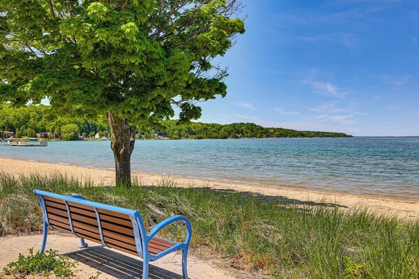 Downtown Beulah Pet-friendly Apt Near Lake & Shops - Beulah, MI