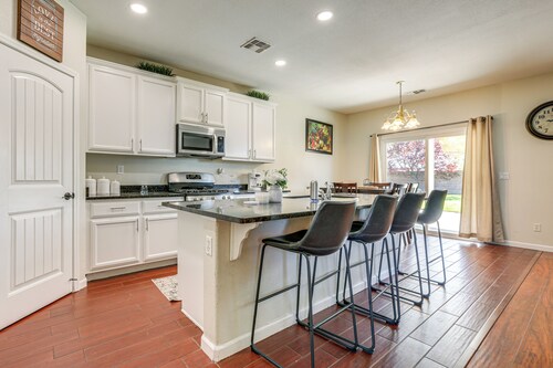 7 Mi to Dtwn: Home w/ Fenced Yard in Roseville!