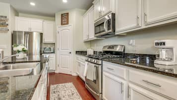 House (5 Bedrooms) | Interior