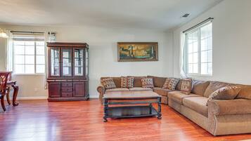 House (5 Bedrooms) | Interior