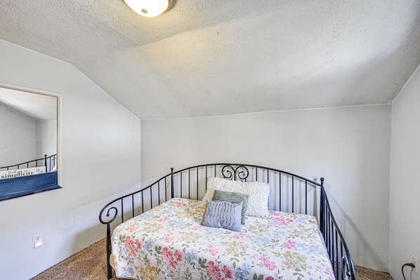 House (3 Bedrooms) | Interior - 6-acre Family-friendly Getaway in Niles! (Niles)