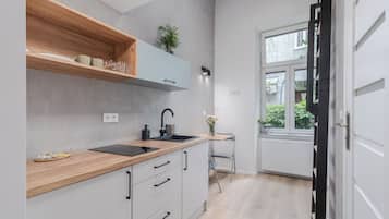 Klassieke studio suite | Privékitchenette | Een koelkast, een kookplaat, kookgerei, borden en bestek
