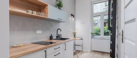 Classic Studio Suite | Private kitchenette | Fridge, stovetop, cookware/dishes/utensils