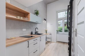 Suíte estúdio clássica | Cozinha americana privada | Geladeira, cooktop, talheres/pratos/utensílios de cozinha