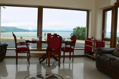 Lodges Estate: Spacious Retreat for Up to 10 Guests