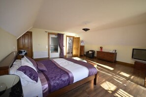 4 bedrooms, iron/ironing board, WiFi, bed sheets - Lodges Estate: Spacious Retreat for Up to 10 Guests (Greencastle)