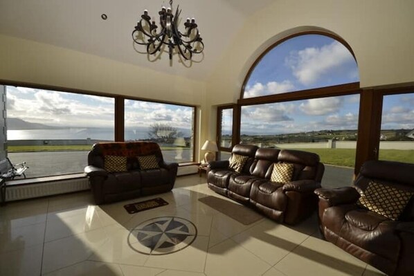 Living area - Lodges Estate: Spacious Retreat for Up to 10 Guests (Greencastle)