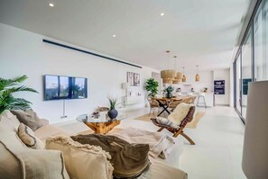 Smart TV - 131 - Stunning Luxury Apartment with Private Pool and Views, El Higueron (Fuengirola)