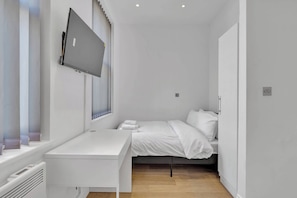 1 habitación, tabla de planchar con plancha, cuna de viaje y wifi