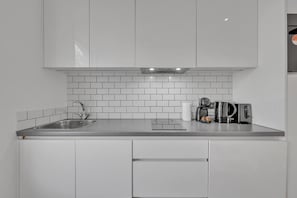 Refrigerador, microondas, horno, placa de cocina