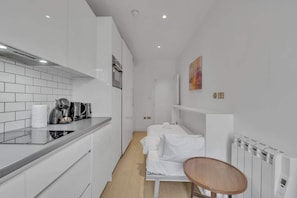 Refrigerador, microondas, horno, placa de cocina