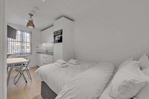 1 habitación, tabla de planchar con plancha, cuna de viaje y wifi