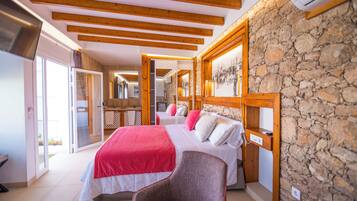 Suite júnior, vistes a la piscina | 1 dormitori, caixa forta a l'habitació i habitacions insonoritzades