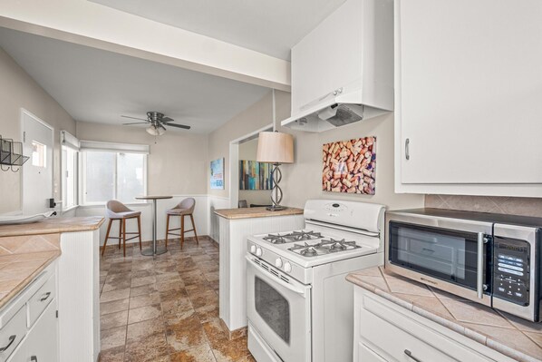 Apartment - Beachside Apt With Laundry AC Patio (Hermosa Beach)