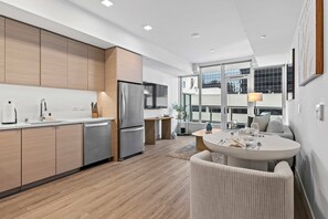 House - NEW Downtown Luxe King Suite Sauna Pool Access (San Diego)