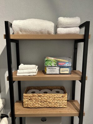 Interior - Charming 3-bedroom house in delightful Ravenel with WiFi, AC (Ravenel)