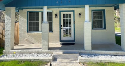 Charming 3-bedroom house in delightful Ravenel with WiFi, AC